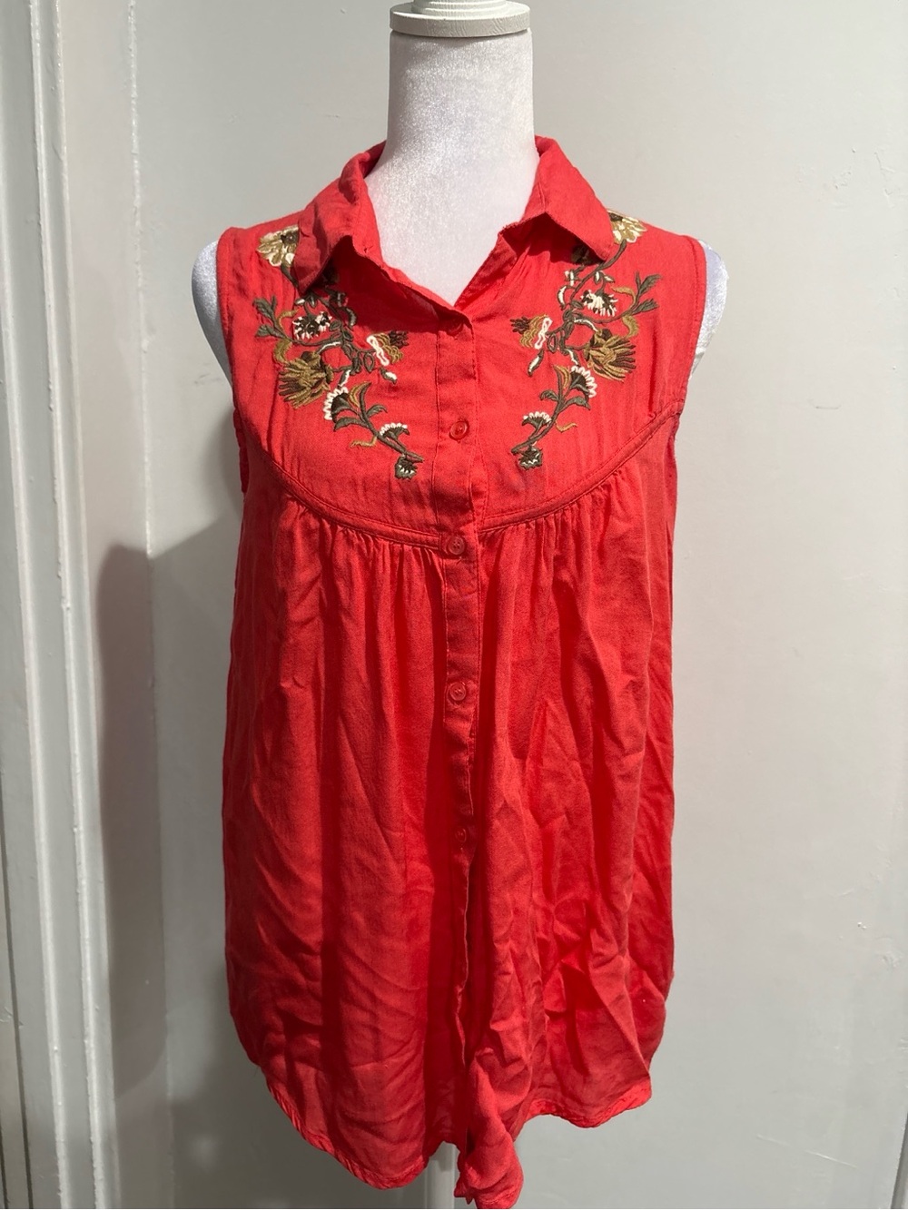 Sleeveless Embroidered Collared Camisole in Red